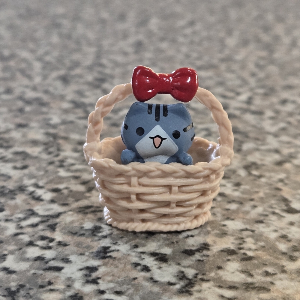 🍒🍒 Cute Gray Cat Figurine in Basket with Red Bow